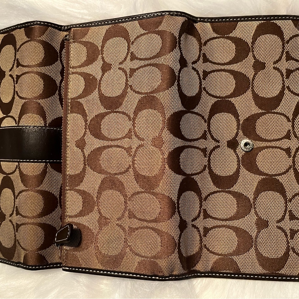 Coach Signature Wallet - Picture 2 of 9